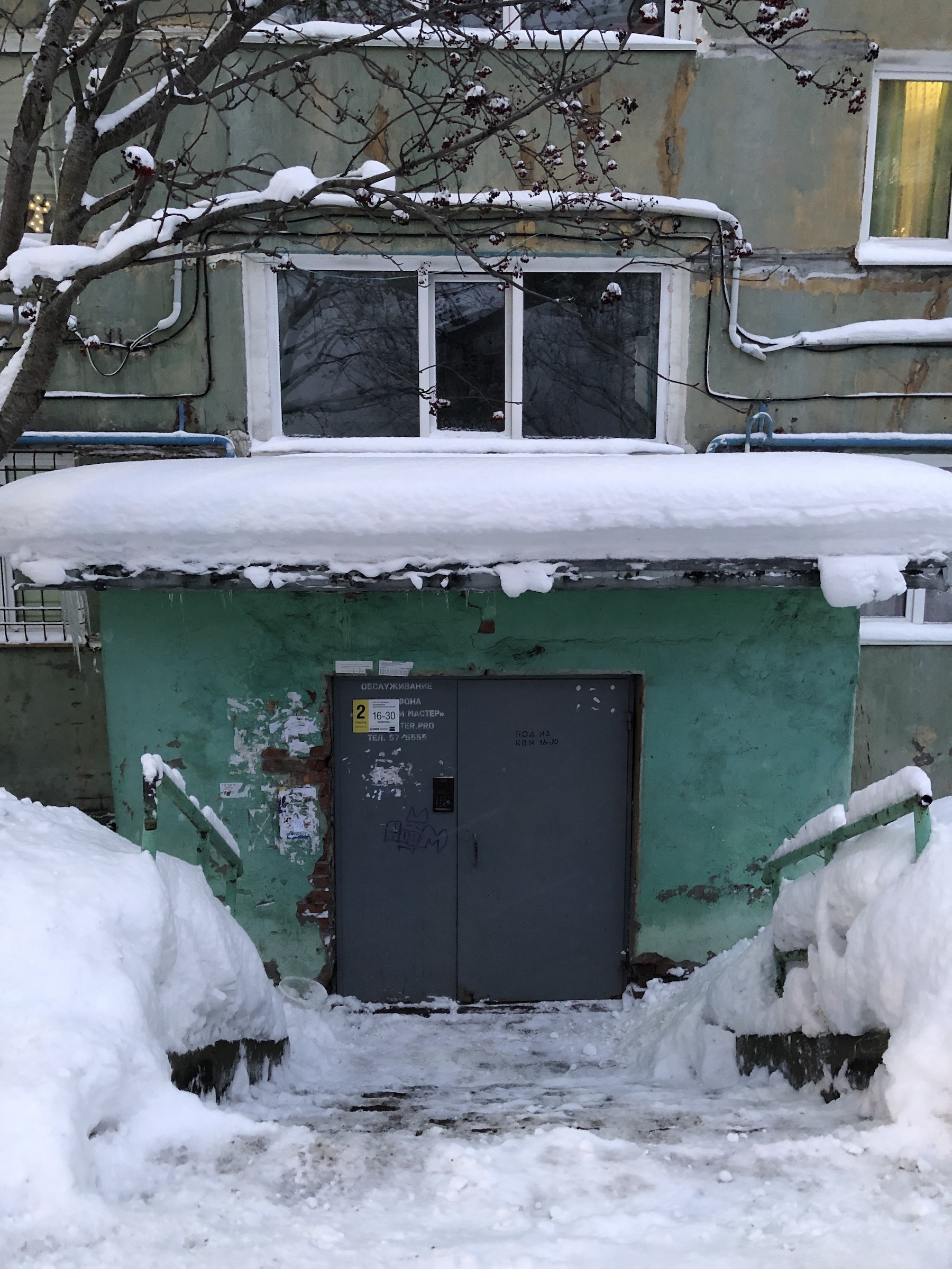 Заснеженный подъезд дома в Мурманске