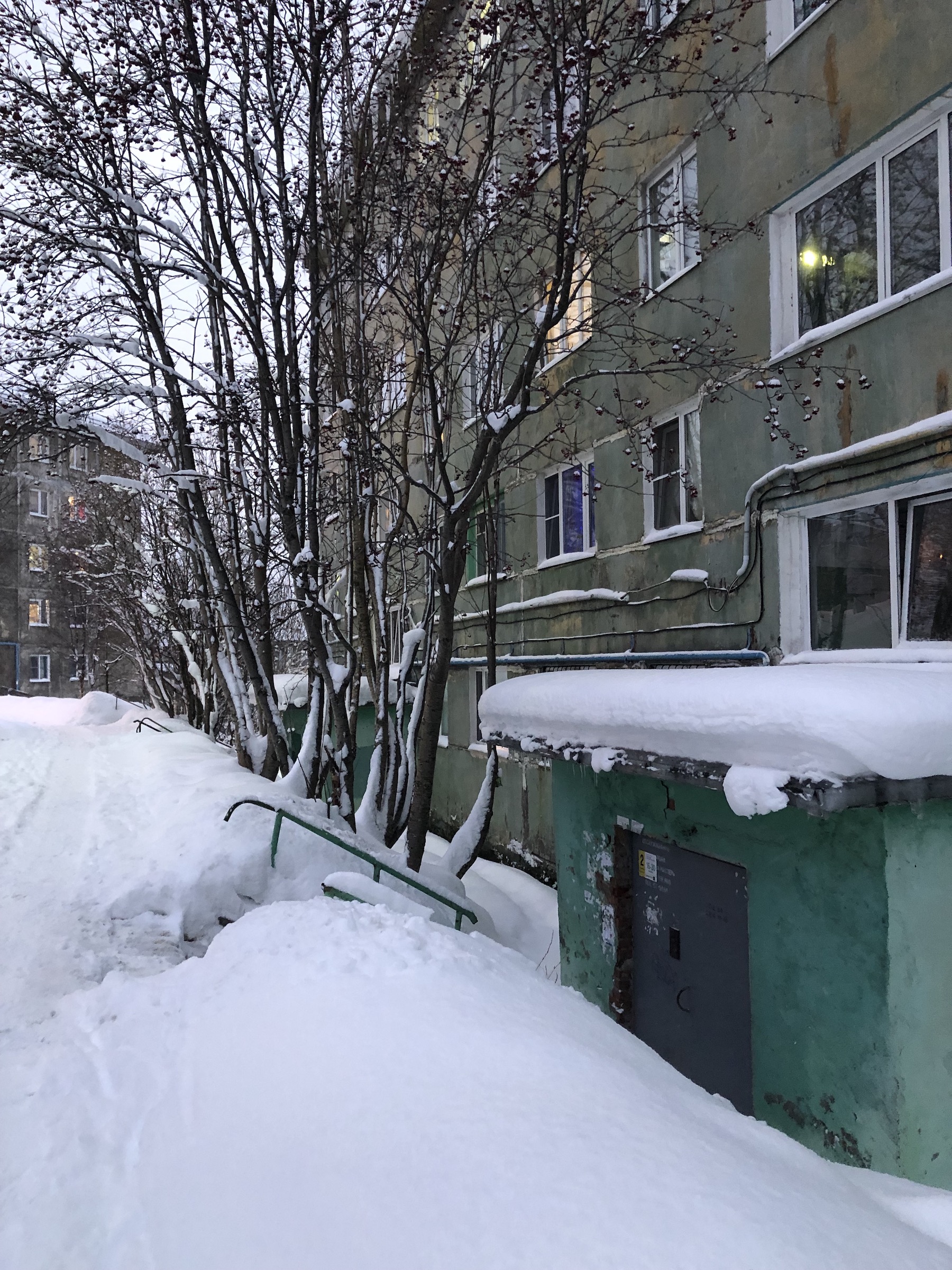 Заснеженный дом в Мурманске