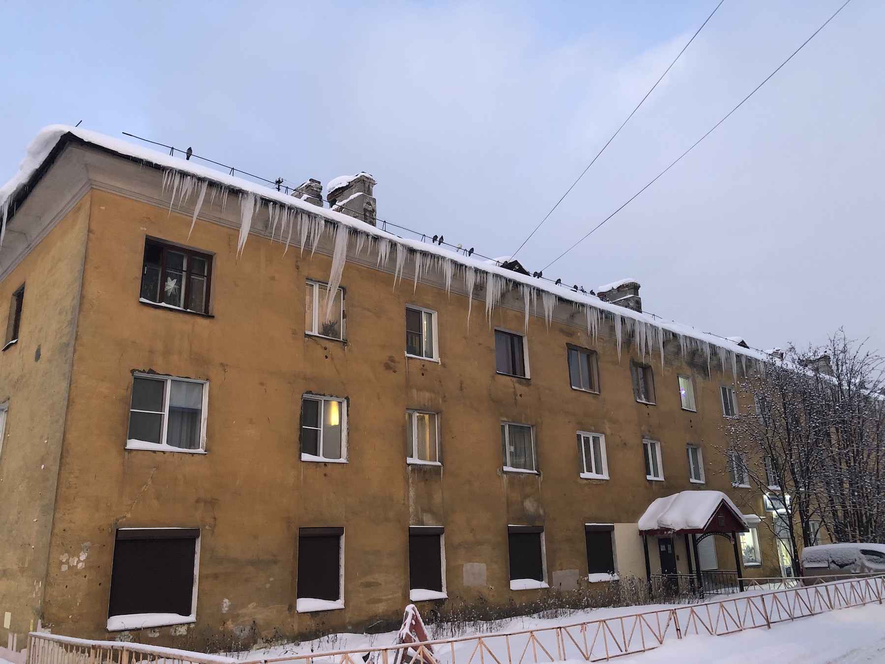 Сосульки на доме в Мурманске