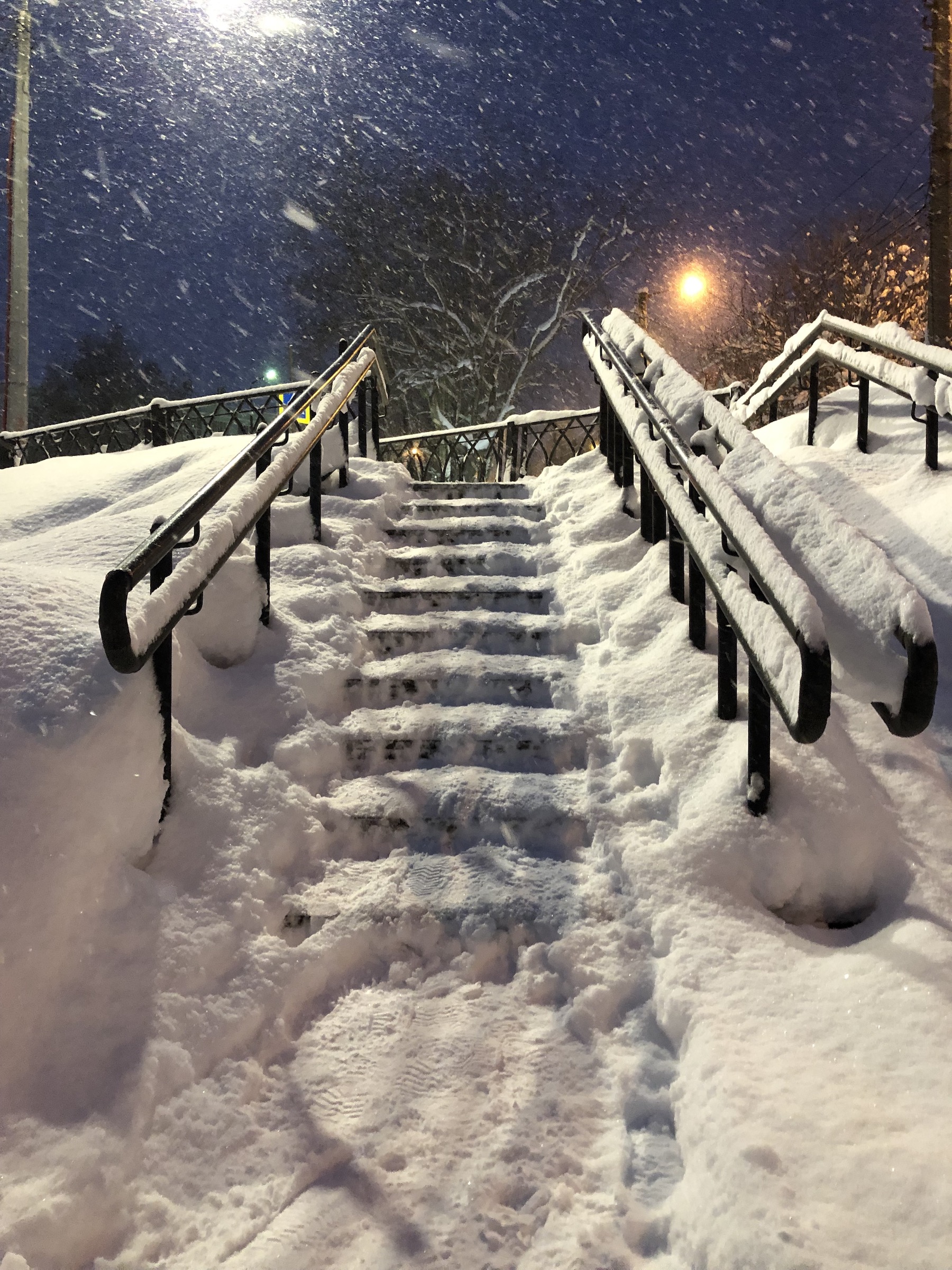 Заснеженная лестница в Мурманске