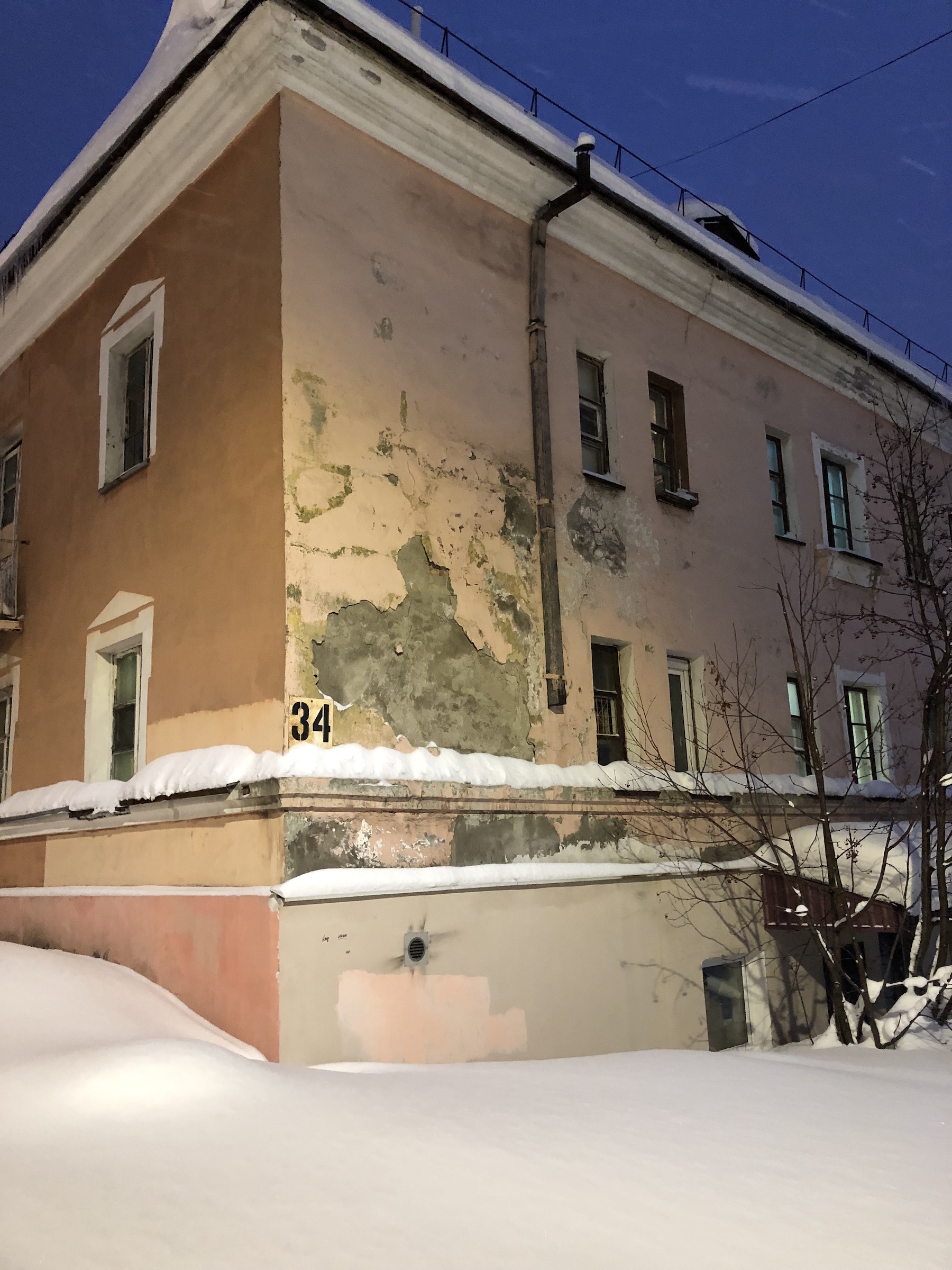 Обвалившаяся штукатурка у дома в Мурманске