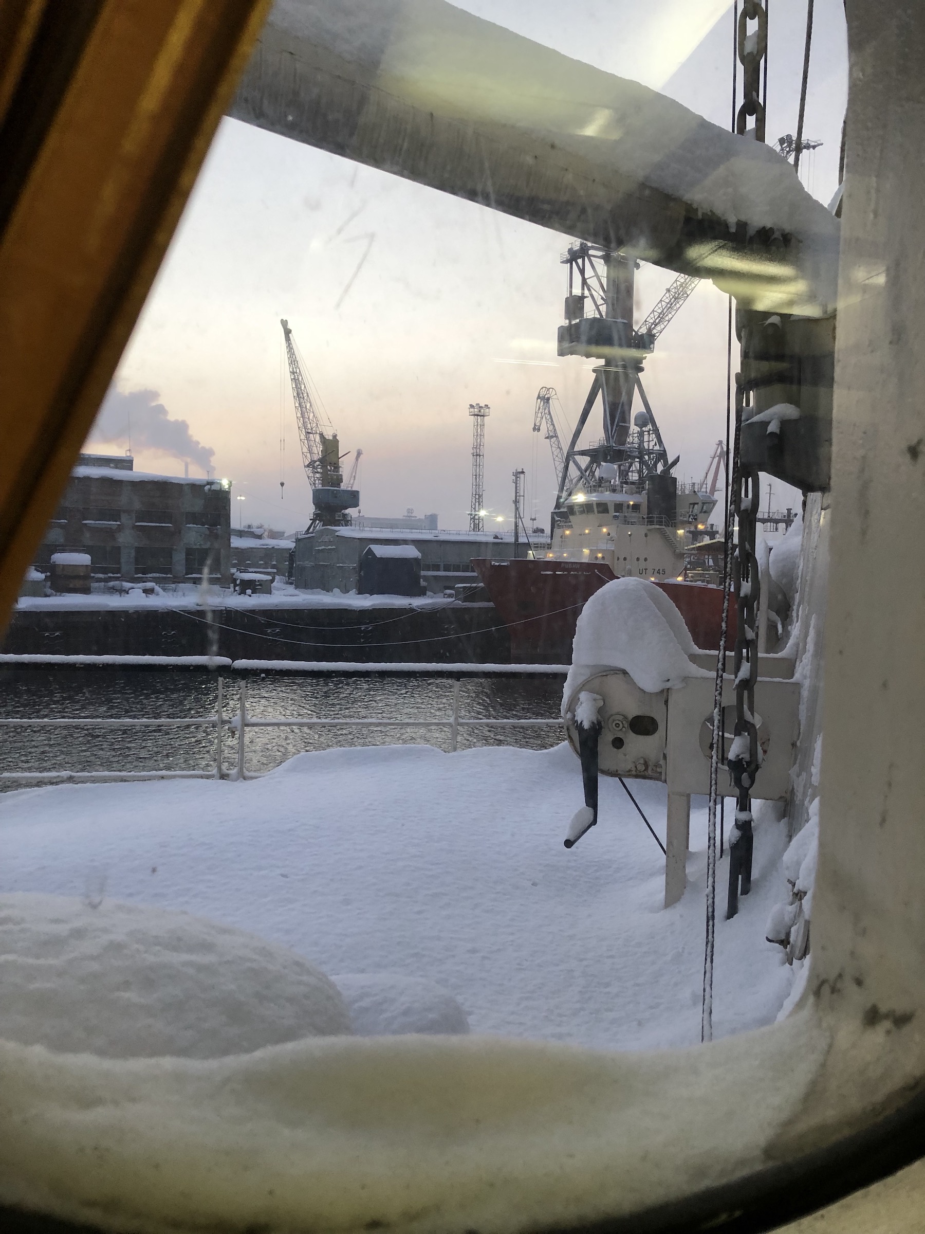Вид из иллюминатора на атомном ледоколе Ленин